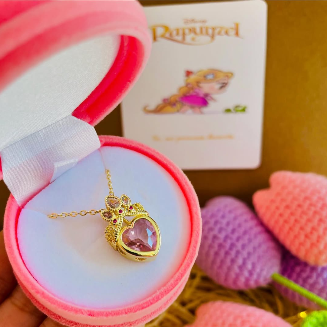 Combo Rapunzel: Collar + Anillo + Empaque de princesa.