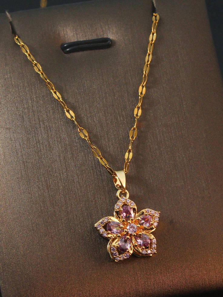 Combo Valiente y Radiante: Collar de Mulán + Pendientes de Corazón especiales